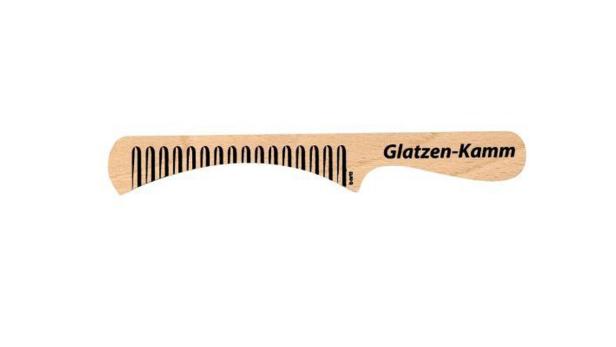 Ein hölzerner Kamm mit der Aufschrift „Glatzen-Kamm“.