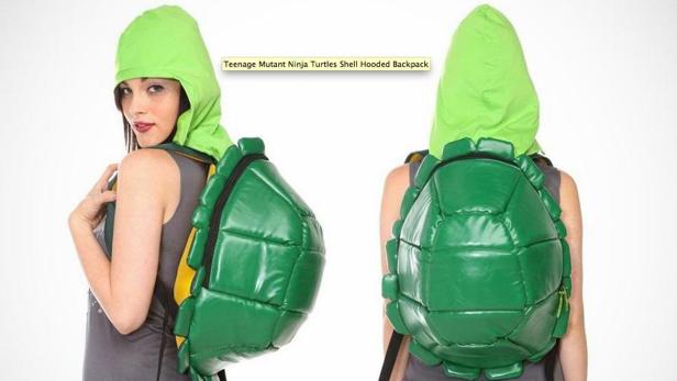Eine Frau trägt einen Rucksack und eine Kapuze im Stil der Teenage Mutant Ninja Turtles.