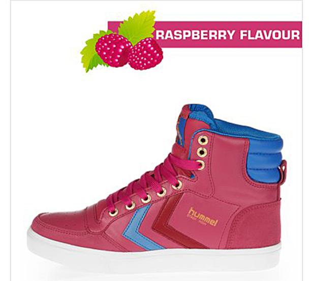 Ein Himbeer-farbener Hummel-Sneaker mit blauem Detail und weißer Sohle.