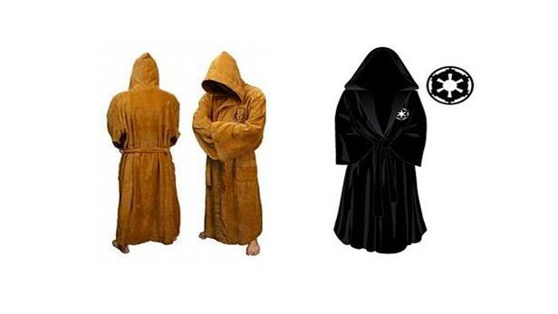 Zwei Jedi-Bademäntel in Braun und ein Sith-Bademantel in Schwarz mit dem Emblem des Imperiums.