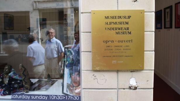 Ein Schild wirbt für das „Musée du Slip“, ein Unterwäschemuseum.