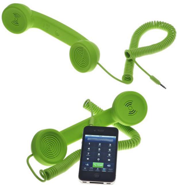 Ein grüner Retro-Telefonhörer ist an ein Smartphone angeschlossen.
