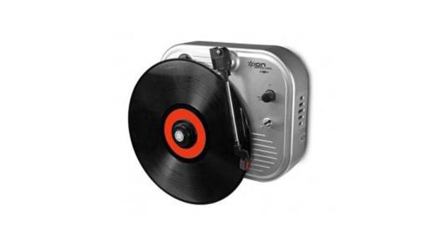 Ein silberner Plattenspieler spielt eine Schallplatte.