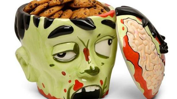 Ein Keksbehälter in Form eines Zombie-Kopfes ist mit Schokoladenkeksen gefüllt.