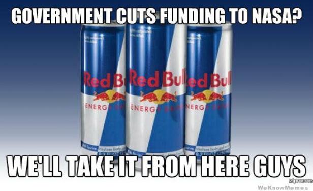Drei Dosen Red Bull vor einem blauen Hintergrund mit dem Text: „Die Regierung kürzt die Mittel für die NASA? Wir übernehmen das hier, Leute.“