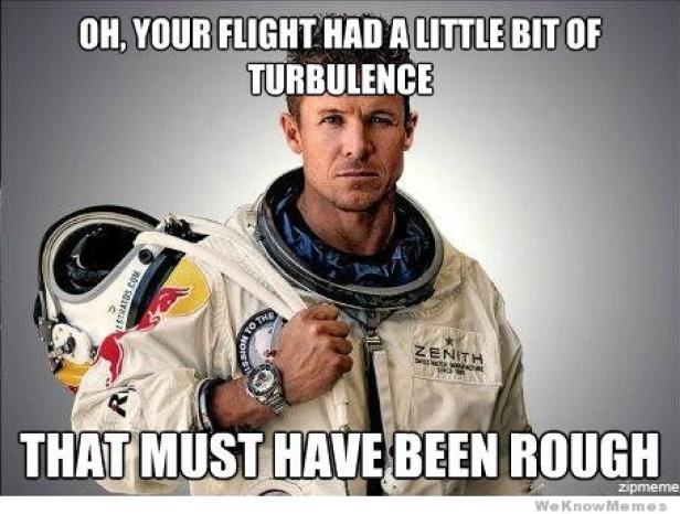 Felix Baumgartner im Raumanzug mit Helm in der Hand, möglicherweise nach einem turbulenten Flug.