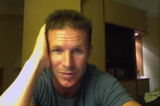 Ein Mann stützt seinen Kopf mit der Hand ab und schaut in die Kamera.