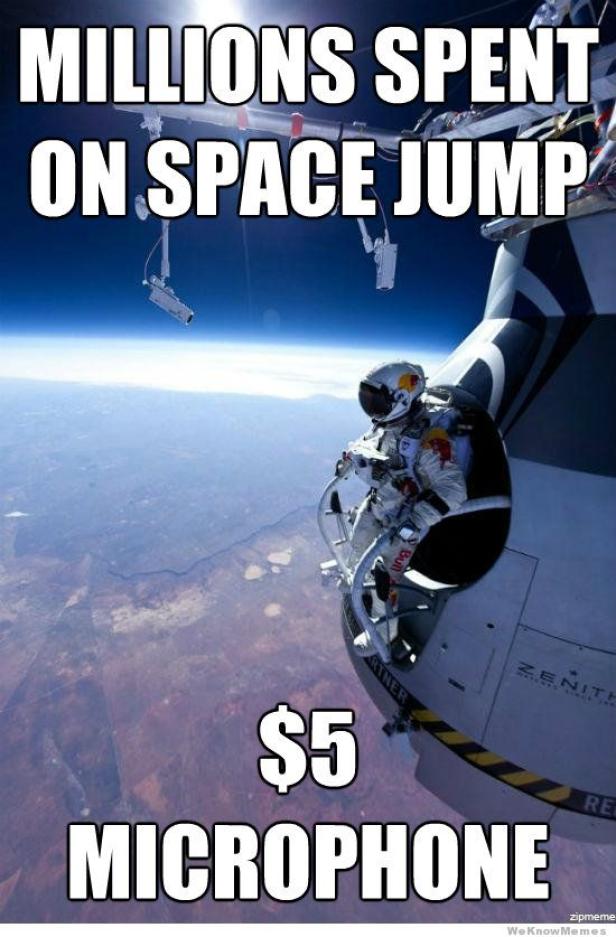 Ein Mann in einem Raumanzug bereitet sich auf einen Sprung aus großer Höhe vor.