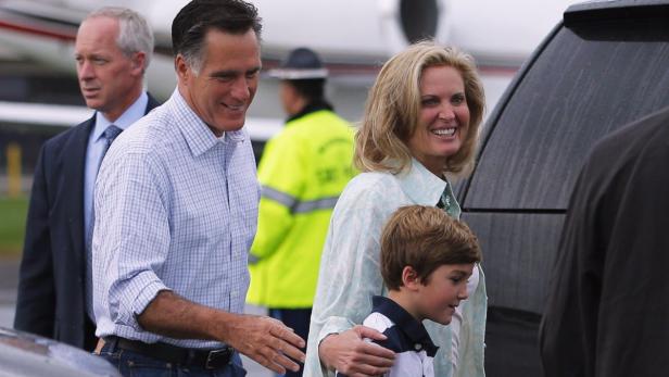 Mitt Romney mit seiner Familie auf einem Flugplatz.