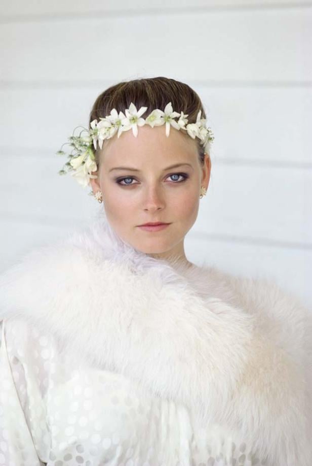 Jodie Foster mit einem weißen Blumenkranz und einer weißen Stola.