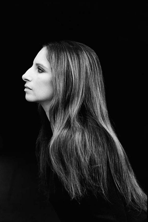 Schwarzweiß-Porträt von Barbra Streisand im Profil.