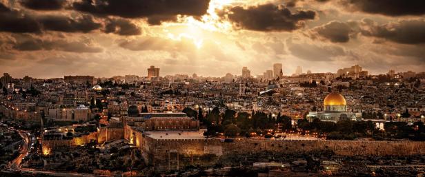 Blick auf Jerusalem mit dem Felsendom im goldenen Abendlicht.