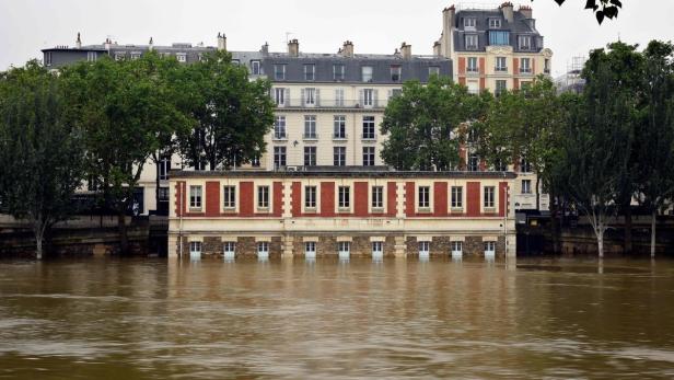 Ein Gebäude in Paris ist von Hochwasser umgeben.