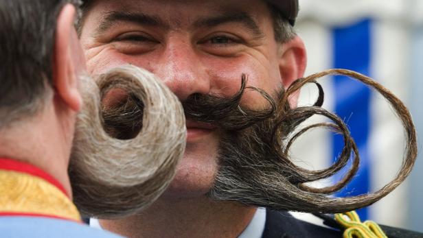 Ein Mann mit einem aufwendig gezwirbelten Schnurrbart.