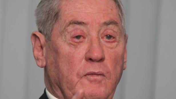 Porträt eines älteren Mannes mit grauen Haaren.