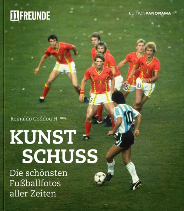 Das Cover des Buches „Kunst Schuss: Die schönsten Fußballfotos aller Zeiten“ mit Fußballspielern im Hintergrund.