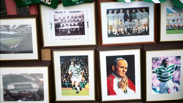 Gerahmte Fotos von Celtic Glasgow, darunter eines von Papst Johannes Paul II..
