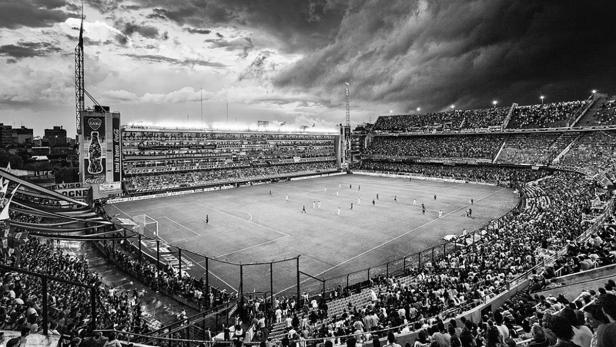 Das Fußballstadion La Bombonera in Buenos Aires ist voll mit Zuschauern.