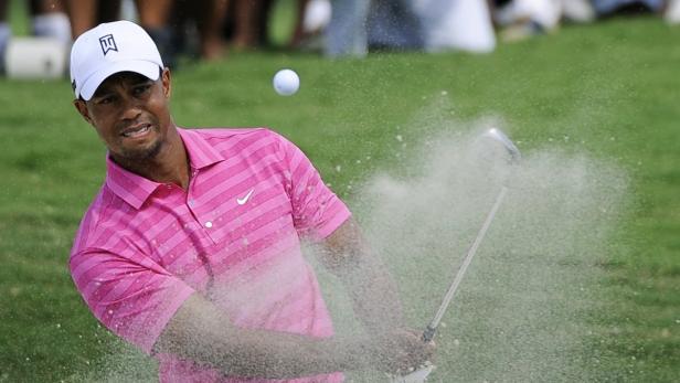 Tiger Woods schlägt einen Golfball aus einem Sandbunker.