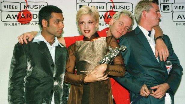 Die Band No Doubt posiert mit ihren MTV Video Music Awards von 1997.