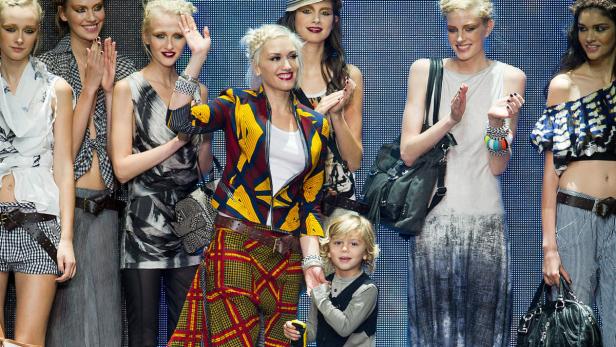 Gwen Stefani mit ihrem Sohn und Models bei einer Modenschau.