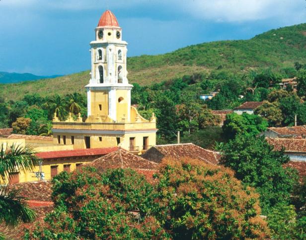Blick auf Trinidad, Kuba, mit dem ikonischen Glockenturm und roten Ziegeldächern.
