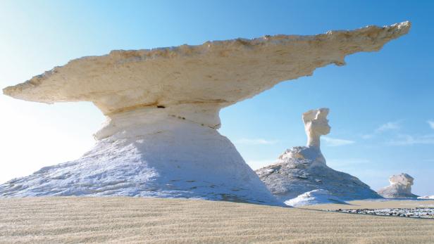 Kreidefelsen in der ägyptischen Weißen Wüste unter blauem Himmel.