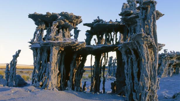 Tuffsteinformationen ragen am Ufer des Mono Lake in Kalifornien in den Himmel.