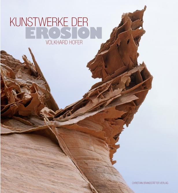 Das Cover des Buches „Kunstwerke der Erosion“ von Volkard Hofer zeigt eine bizarre Felsformation.