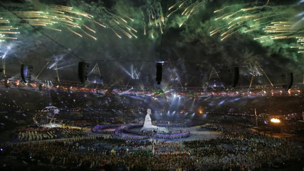 Feuerwerk erhellt das Olympiastadion während einer Zeremonie.