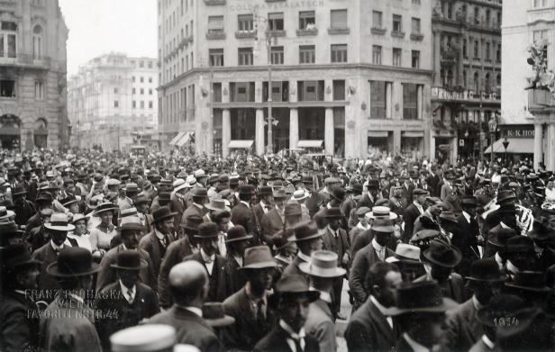 Eine große Menschenmenge in Wien im Jahr 1914.