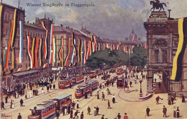 Die Wiener Ringstraße ist mit Flaggen geschmückt, während Menschen und Straßenbahnen passieren.