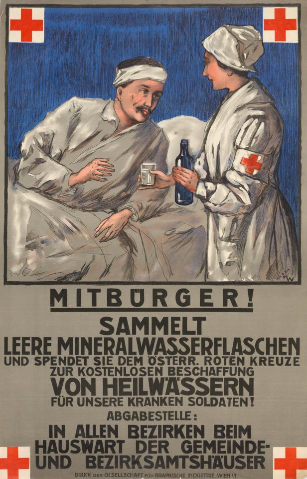Eine Krankenschwester des Roten Kreuzes reicht einem verwundeten Soldaten eine Flasche Medizin.