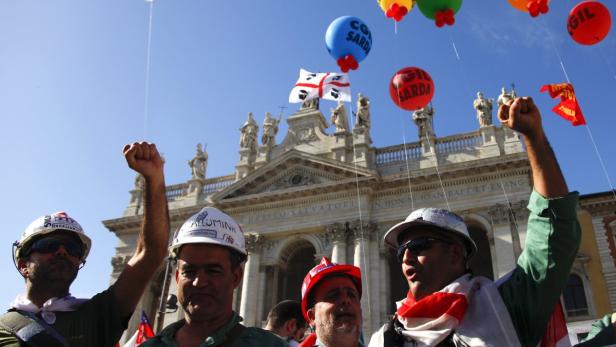 Demonstranten mit sardischen Flaggen und Ballons vor der Lateranbasilika in Rom.