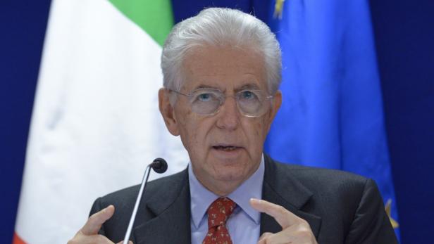 Sergio Mattarella spricht vor italienischer und europäischer Flagge.