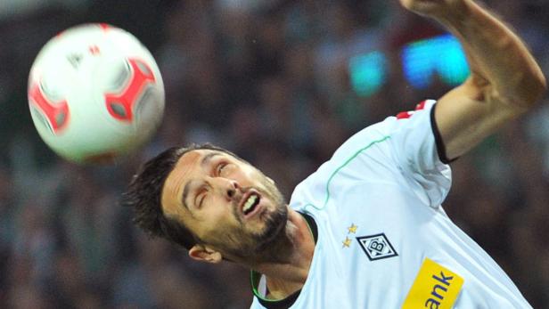 Ein Fußballspieler köpft einen Ball.