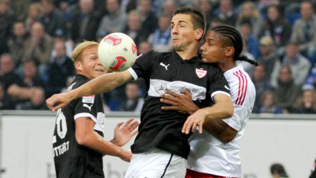 Zwei Fußballspieler kämpfen um den Ball während eines Spiels.