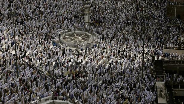 Eine große Menschenmenge versammelt sich zum Gebet in der Nähe der Kaaba in Mekka.