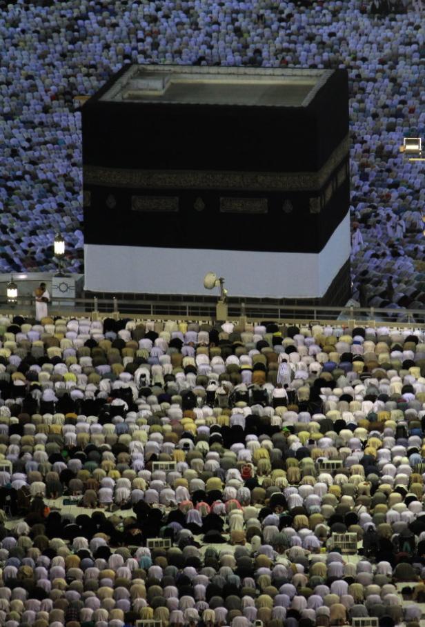 Gläubige beten vor der Kaaba in Mekka.