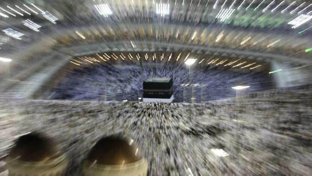 Die Kaaba in Mekka, umgeben von einer Menschenmenge.
