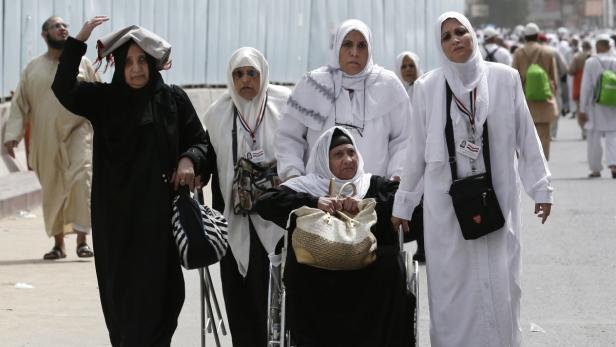 Eine Gruppe muslimischer Frauen, einige im Rollstuhl, sind unterwegs.