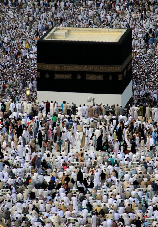 Pilger versammeln sich um die Kaaba in Mekka.