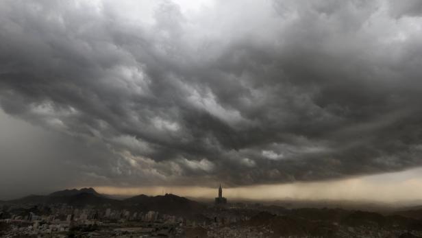 Dramatischer Himmel über Mekka mit der Abraj Al-Bait im Dunst zu sehen.