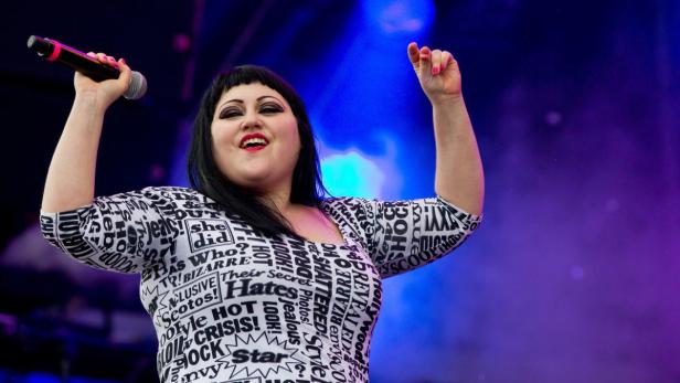 Beth Ditto von der Band Gossip singt auf einem Konzert.