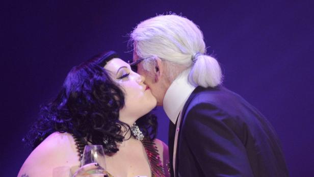Dita Von Teese küsst einen Mann, der Karl Lagerfeld ähnelt.