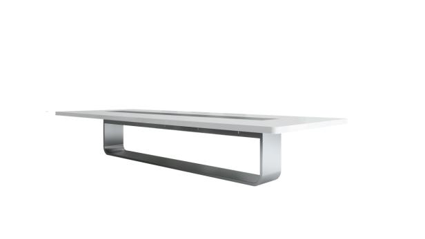 Ein moderner, weißer Tisch mit einem silbernen Metallgestell vor einem weißen Hintergrund.