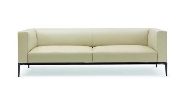 Ein cremefarbenes Sofa mit schwarzem Gestell vor einem weißen Hintergrund.