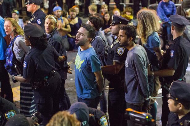 Polizisten führen während einer Demonstration mehrere Personen ab.