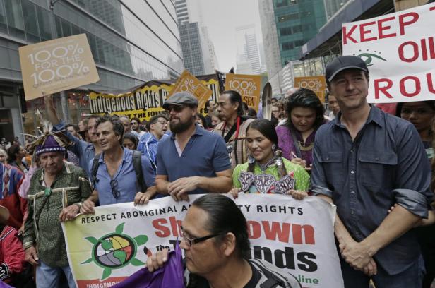 Leonardo DiCaprio, Mark Ruffalo und Edward Norton nehmen an einer Demonstration für indigene Rechte teil.