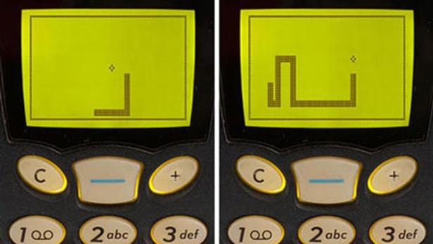 Auf einem alten Nokia-Handy wird das Spiel „Snake“ gespielt.